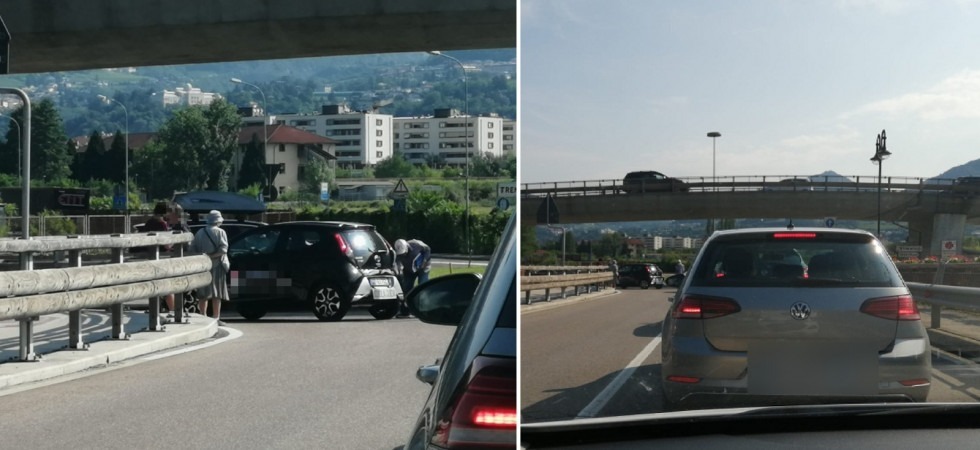 Schianto in rotonda per l'auto della scuola guida: disagi per il traffico al ponte di Ravina